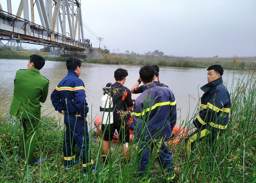 Thanh Hóa: Đi bộ trên đường do buồn chuyện gia đình, người đàn ông bị trượt chân xuống sông mất tích - Ảnh 2. Thanh Hóa: Đi bộ trên đường do buồn chuyện gia đình, người đàn ông bị trượt chân xuống sông mất tích - Ảnh 2.