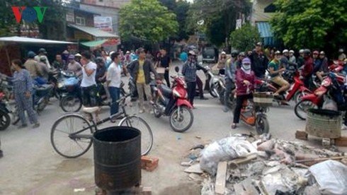 Cưa thùng xăng, hai người bị thương nặng - Ảnh 1.