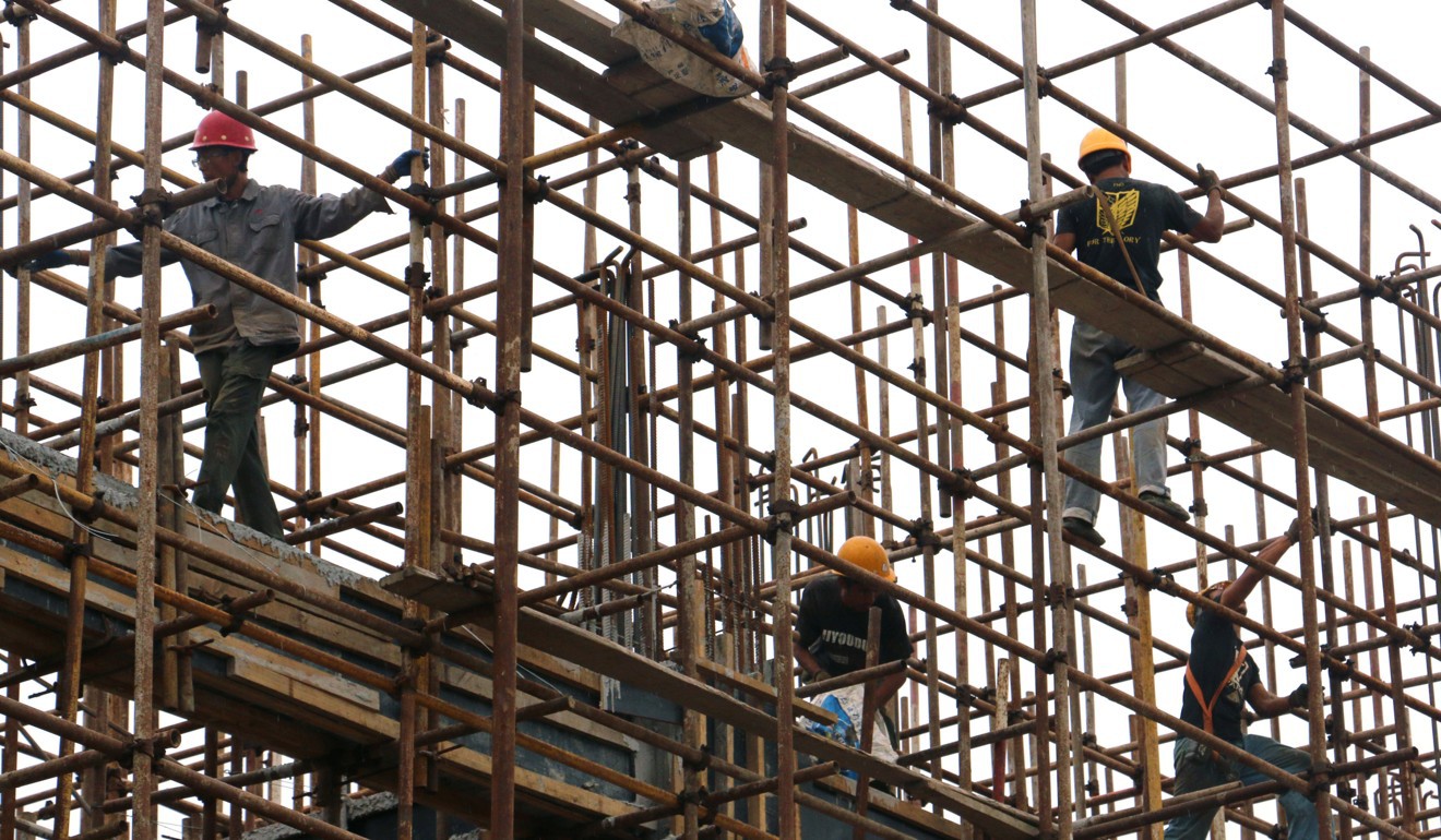 Người lao động Trung Quốc có thể được nghỉ 2,5 ngày cuối tuần để đi mua sắm - Ảnh 2. Người lao động Trung Quốc có thể được nghỉ 2,5 ngày cuối tuần để đi mua sắm - Ảnh 2.