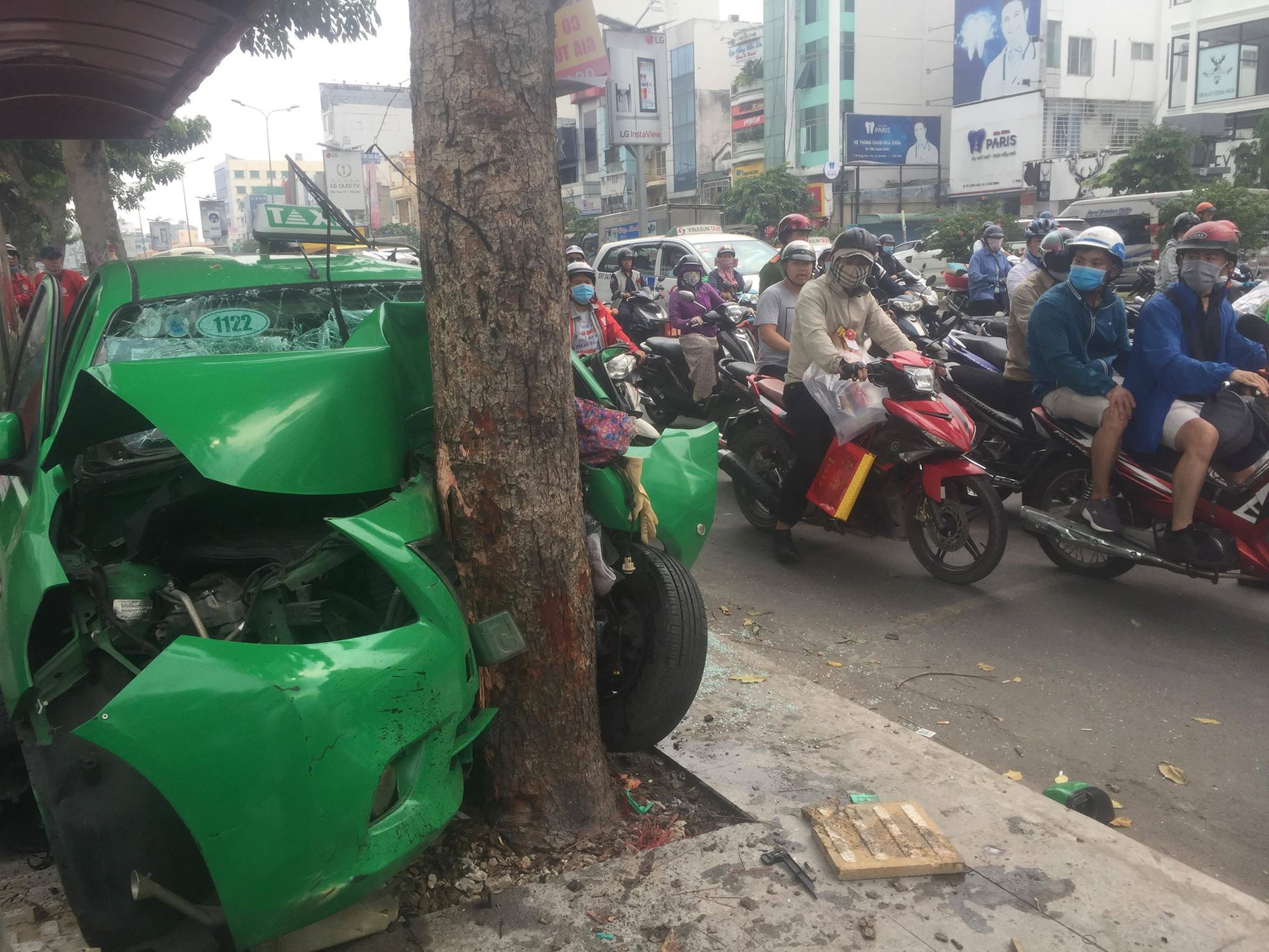 Sau va chạm trên đường, xe taxi tông mạnh vào gốc cây xanh ở Sài Gòn khiến 2 người nhập viện cấp cứu - Ảnh 1. Sau va chạm trên đường, xe taxi tông mạnh vào gốc cây xanh ở Sài Gòn khiến 2 người nhập viện cấp cứu - Ảnh 1.