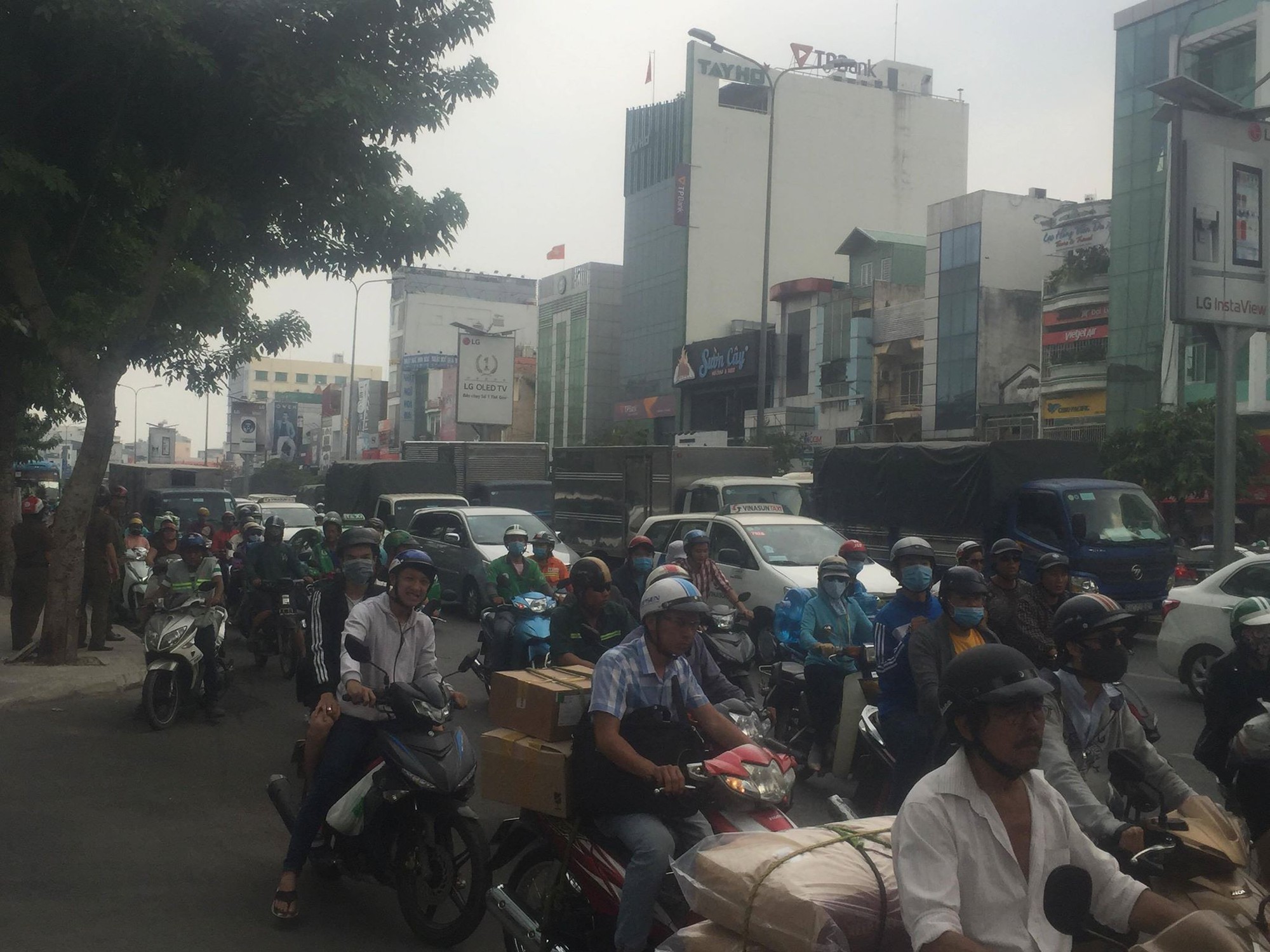 Sau va chạm trên đường, xe taxi tông mạnh vào gốc cây xanh ở Sài Gòn khiến 2 người nhập viện cấp cứu - Ảnh 4. Sau va chạm trên đường, xe taxi tông mạnh vào gốc cây xanh ở Sài Gòn khiến 2 người nhập viện cấp cứu - Ảnh 4.