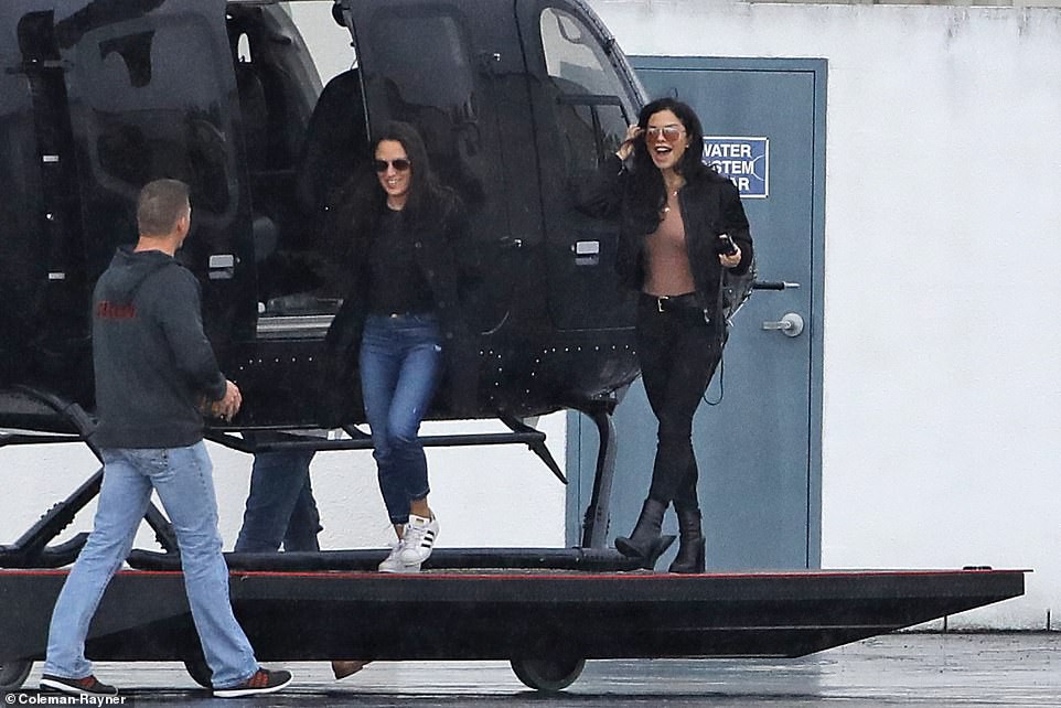 Sau bê bối ngoại tình với tỷ phú Jeff Bezos, nữ MC vẫn xuất hiện rạng rỡ bên trực thăng riêng - Ảnh 3.
