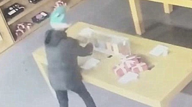 G&oacute;c đen đủi: Đ&atilde; d&ugrave;ng mặt để ph&aacute; cửa k&iacute;nh, t&ecirc;n trộm Trung Quốc chỉ lấy được to&agrave;n smartphone demo v&ocirc; gi&aacute; trị - Ảnh 2.