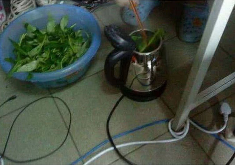 Chùm ảnh: Cuộc sống tăm tối, bừa bộn bên trong ký túc xá các trường Đại học lớn ở Trung Quốc - Ảnh 6. Chùm ảnh: Cuộc sống tăm tối, bừa bộn bên trong ký túc xá các trường Đại học lớn ở Trung Quốc - Ảnh 6.