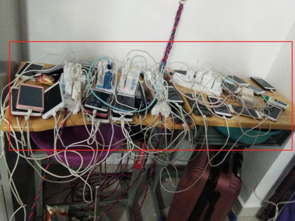 Chùm ảnh: Cuộc sống tăm tối, bừa bộn bên trong ký túc xá các trường Đại học lớn ở Trung Quốc - Ảnh 14. Chùm ảnh: Cuộc sống tăm tối, bừa bộn bên trong ký túc xá các trường Đại học lớn ở Trung Quốc - Ảnh 14.