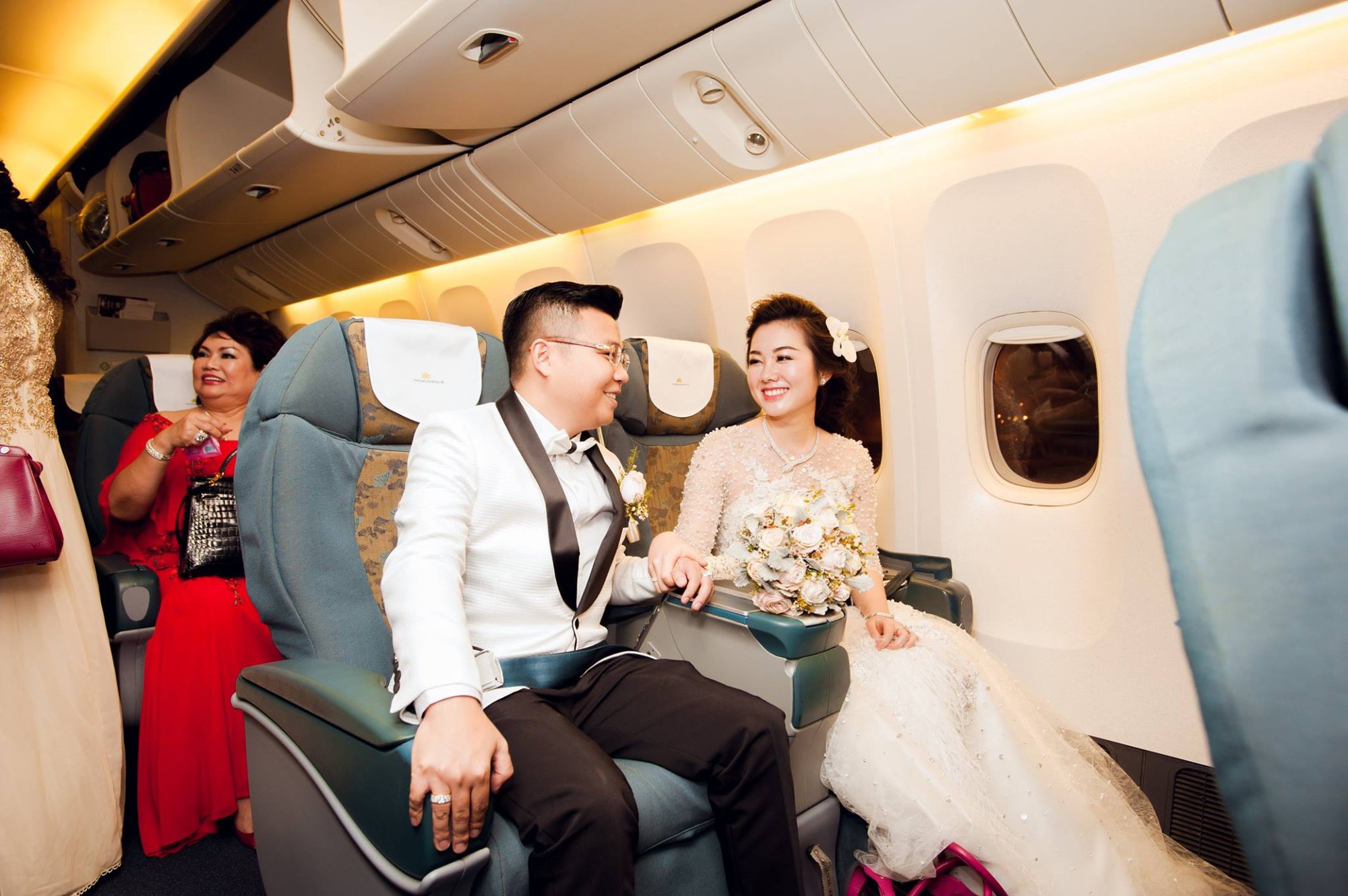 Cô dâu đeo vàng trĩu cổ có chị gái xinh đẹp không kém, cũng từng gây kinh ngạc với đám cưới rước dâu bằng máy bay và siêu xe - Ảnh 1. Cô dâu đeo vàng trĩu cổ có chị gái xinh đẹp không kém, cũng từng gây kinh ngạc với đám cưới rước dâu bằng máy bay và siêu xe - Ảnh 1.