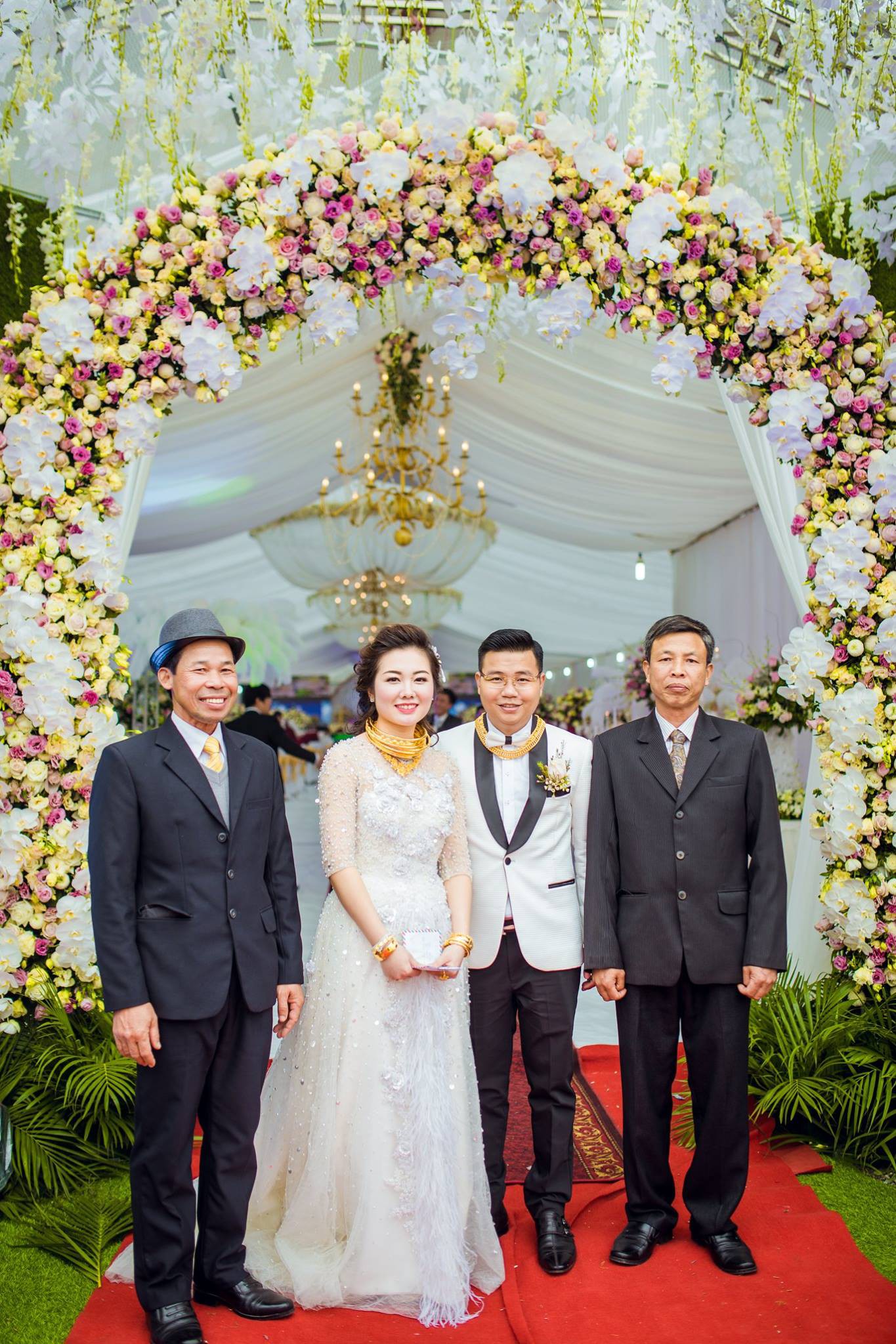 Cô dâu đeo vàng trĩu cổ có chị gái xinh đẹp không kém, cũng từng gây kinh ngạc với đám cưới rước dâu bằng máy bay và siêu xe - Ảnh 4. Cô dâu đeo vàng trĩu cổ có chị gái xinh đẹp không kém, cũng từng gây kinh ngạc với đám cưới rước dâu bằng máy bay và siêu xe - Ảnh 4.
