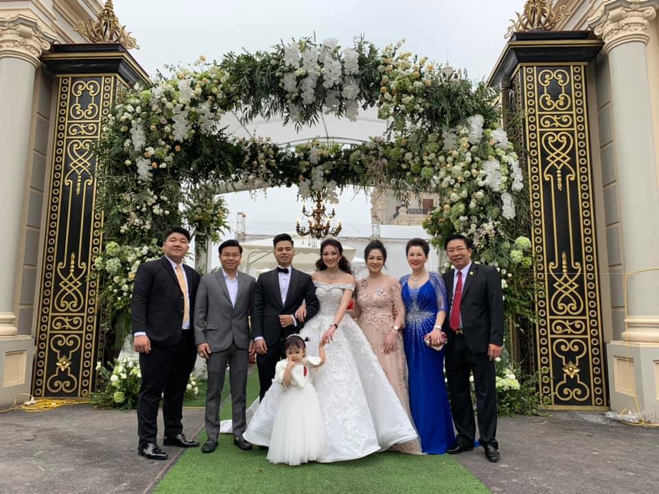 Cô dâu đeo vàng trĩu cổ có chị gái xinh đẹp không kém, cũng từng gây kinh ngạc với đám cưới rước dâu bằng máy bay và siêu xe - Ảnh 7. Cô dâu đeo vàng trĩu cổ có chị gái xinh đẹp không kém, cũng từng gây kinh ngạc với đám cưới rước dâu bằng máy bay và siêu xe - Ảnh 7.