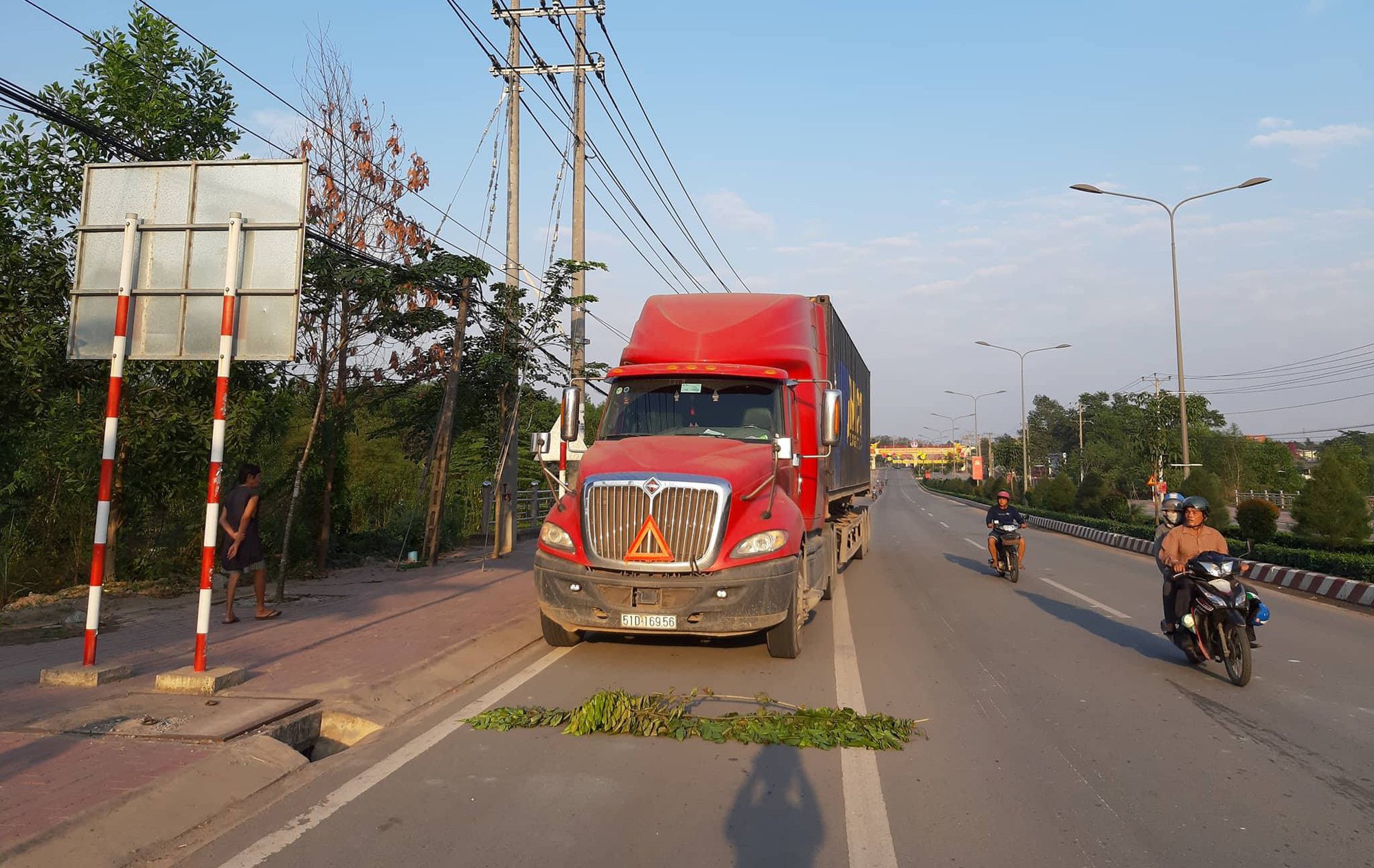 Bình Dương: Cả gia đình 4 người đi sắm đồ Tết bị xe container cán, cha mẹ tử vong, 2 con thơ nguy kịch - Ảnh 2. Bình Dương: Cả gia đình 4 người đi sắm đồ Tết bị xe container cán, cha mẹ tử vong, 2 con thơ nguy kịch - Ảnh 2.