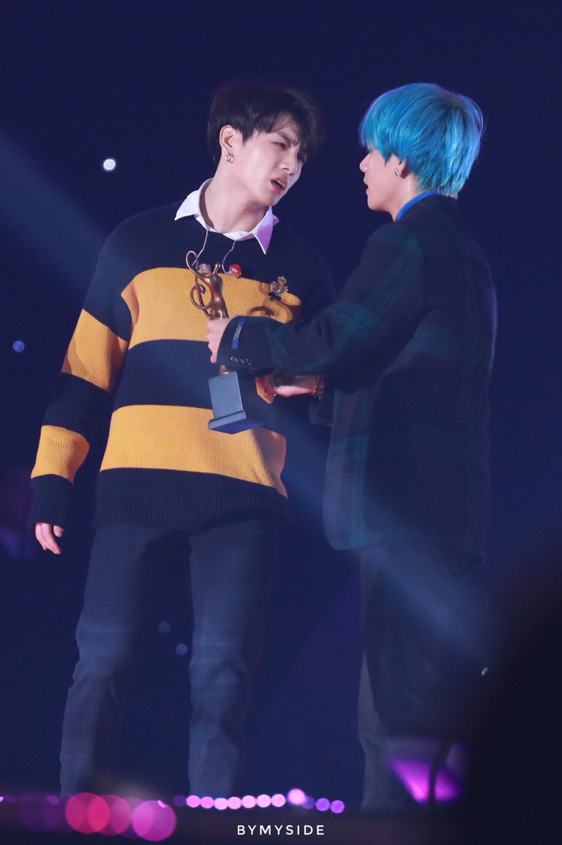 Xót xa hình ảnh chứng minh làm idol không dễ: Jungkook (BTS) thở hồng hộc, ngã quỵ nhưng vẫn cố cười vì fan tại SMA - Ảnh 12. Xót xa hình ảnh chứng minh làm idol không dễ: Jungkook (BTS) thở hồng hộc, ngã quỵ nhưng vẫn cố cười vì fan tại SMA - Ảnh 12.