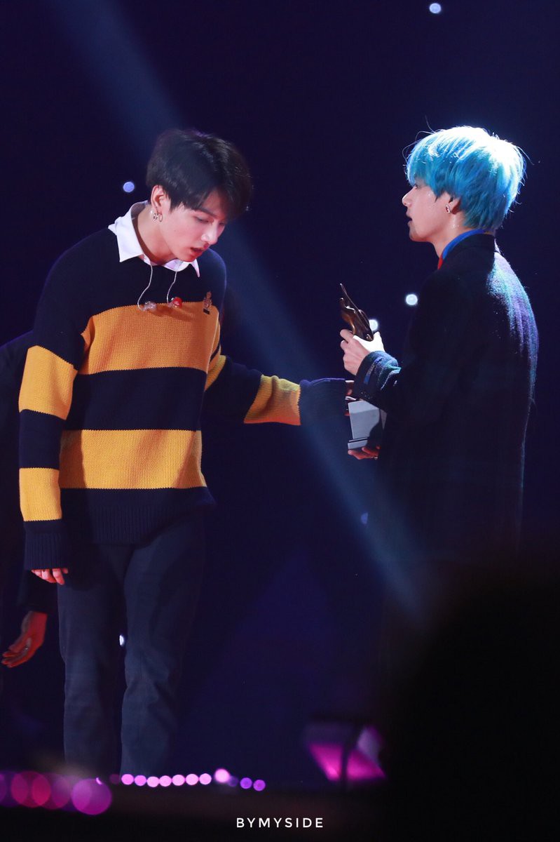 Xót xa hình ảnh chứng minh làm idol không dễ: Jungkook (BTS) thở hồng hộc, ngã quỵ nhưng vẫn cố cười vì fan tại SMA - Ảnh 10. Xót xa hình ảnh chứng minh làm idol không dễ: Jungkook (BTS) thở hồng hộc, ngã quỵ nhưng vẫn cố cười vì fan tại SMA - Ảnh 10.