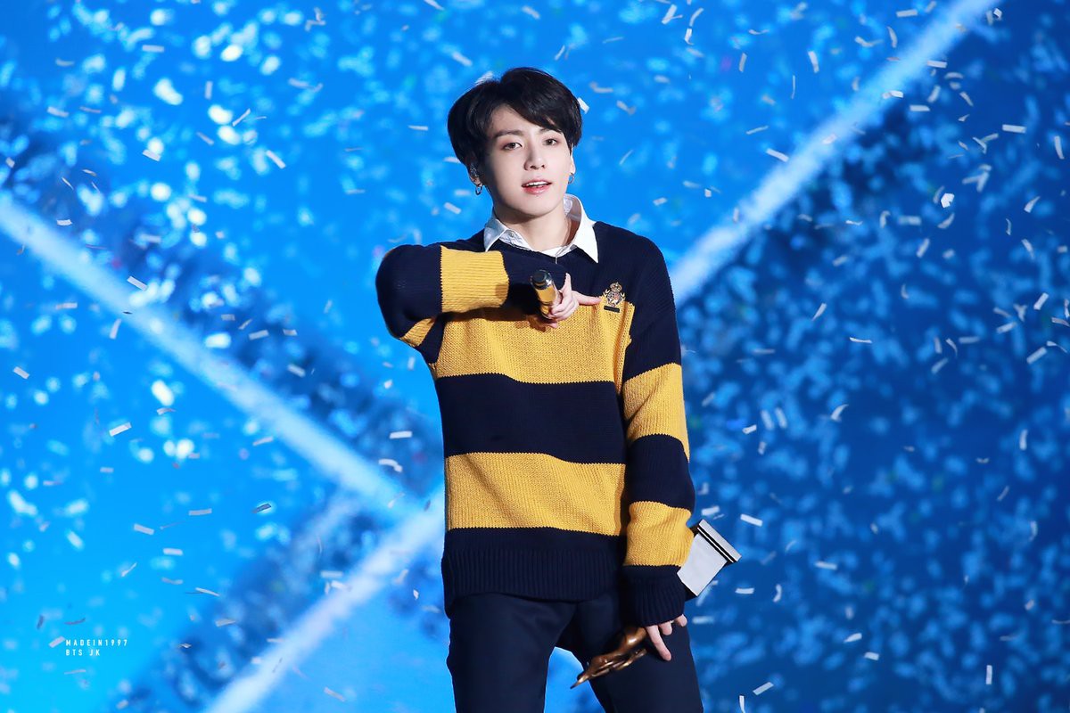 Xót xa hình ảnh chứng minh làm idol không dễ: Jungkook (BTS) thở hồng hộc, ngã quỵ nhưng vẫn cố cười vì fan tại SMA - Ảnh 13. Xót xa hình ảnh chứng minh làm idol không dễ: Jungkook (BTS) thở hồng hộc, ngã quỵ nhưng vẫn cố cười vì fan tại SMA - Ảnh 13.