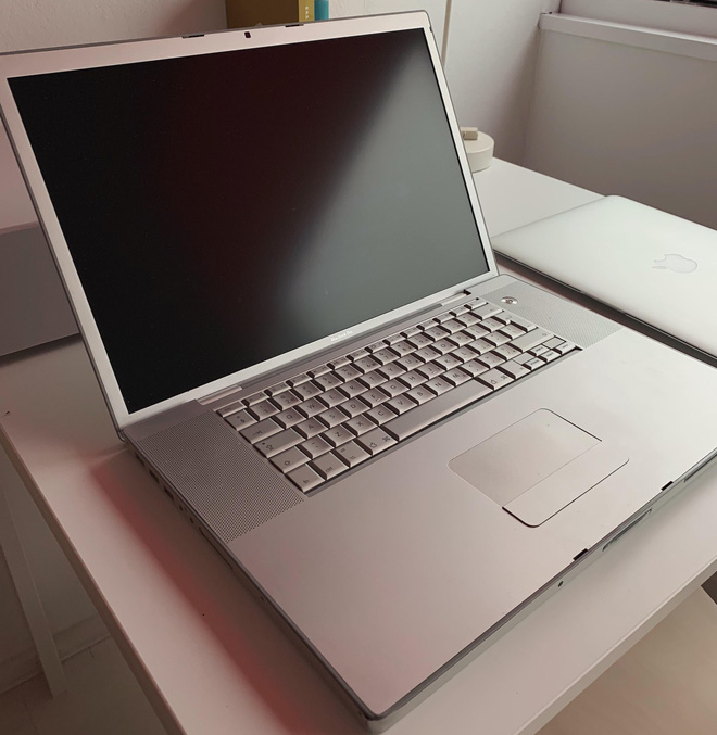 Có phải Apple đang tiến hóa ngược: MacBook 12 năm trước viền màn hình còn mỏng hơn cả bây giờ! - Ảnh 2.