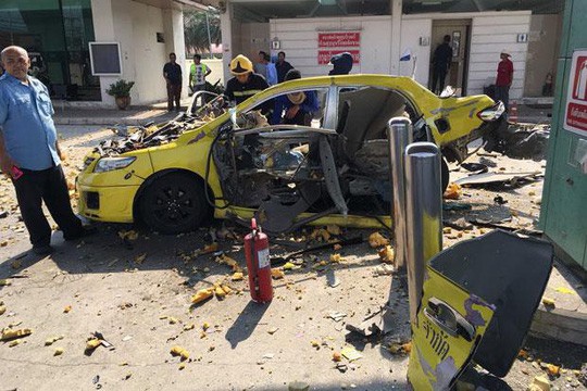 Đang bơm kh&iacute; ở trạm xăng, taxi nổ tung - Ảnh 1.