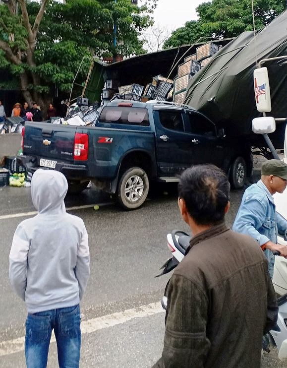 Tài xế đánh lái tránh người phụ nữ buôn gà, xe bị lật - Ảnh 2.