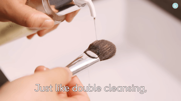Ngo&agrave;i l&agrave;m sạch lớp makeup, dầu tẩy trang c&ograve;n c&oacute; 5 c&ocirc;ng dụng sau nhưng hay nhất l&agrave; gi&uacute;p diệt mụn đầu đen dễ d&agrave;ng - Ảnh 1.