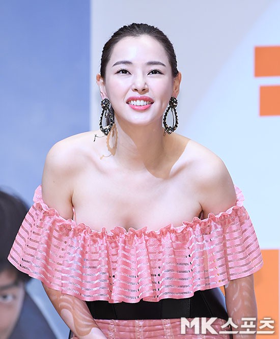 Đỉnh hơn cả mẹ Kim Tan, Hoa hậu Hàn đẹp nhất thế giới trễ nải khoe khéo vòng 1 bốc lửa mặc dù đã U40 - Ảnh 8.