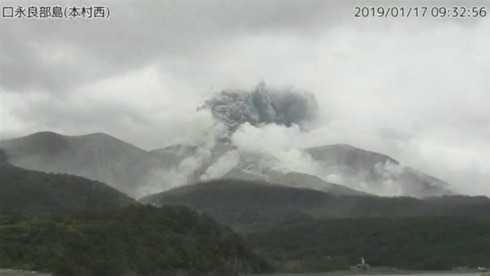 Nhật Bản: Núi lửa Kuchinoerabu phun trào - Ảnh 1.