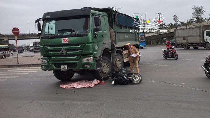 Hà Nội: Xe máy va chạm ô tô, cháu bé 2 tuổi tử vong thương tâm - Ảnh 1. Hà Nội: Xe máy va chạm ô tô, cháu bé 2 tuổi tử vong thương tâm - Ảnh 1.