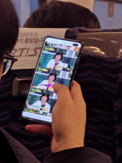 Samsung Galaxy S10+ lộ diện trên xe bus tại Hàn Quốc, có lỗ hình thoi dành cho 2 camera trước - Ảnh 1.