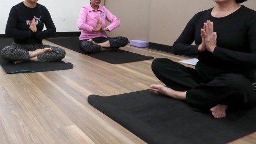 Uốn học viên làm đúng tư thế đến gãy chân, trung tâm Yoga phải đền hơn 670 triệu đồng - Ảnh 1.