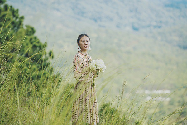 Tưởng là một MV cưới hạnh phúc, ai ngờ Văn Mai Hương lại đánh lừa khán giả bằng chuyện tình đau đớn thế này! - Ảnh 2.