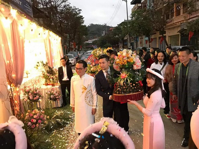 Bà xã kém 19 tuổi tình tứ hôn NSND Trung Hiếu trong lễ rước dâu tổ chức ở Sơn La - Ảnh 2.