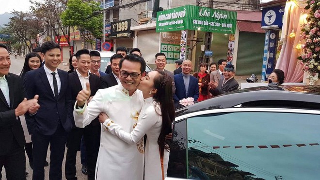 Bà xã kém 19 tuổi tình tứ hôn NSND Trung Hiếu trong lễ rước dâu tổ chức ở Sơn La - Ảnh 3.