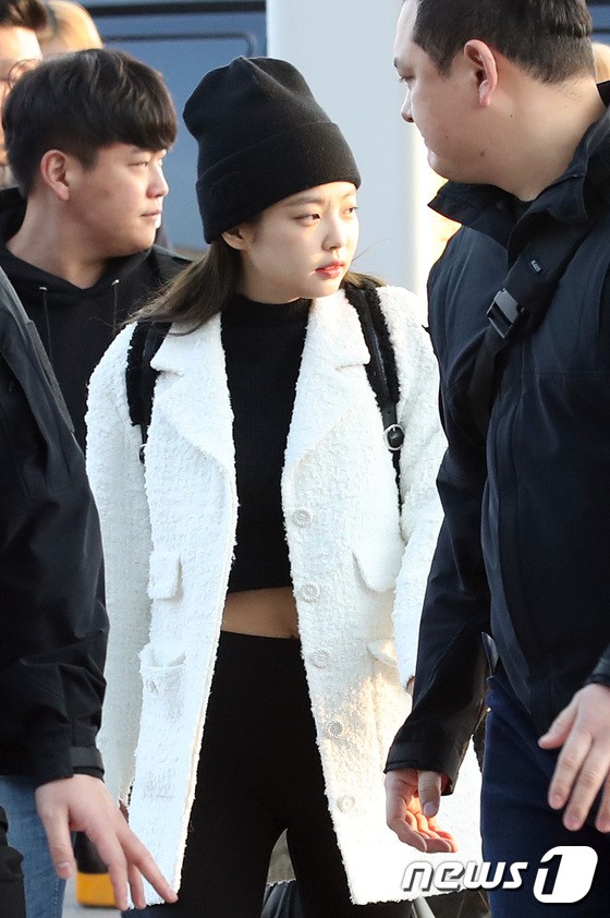 Lộ diện sau phốt lộ Facebook tục tĩu, Jennie liên tục cúi gằm mặt, Black Pink buồn bã và mệt mỏi tại sân bay - Ảnh 7.