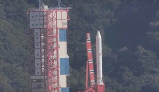 Tên lửa Nhật đưa vệ tinh của Việt Nam vào không gian - Ảnh 2.