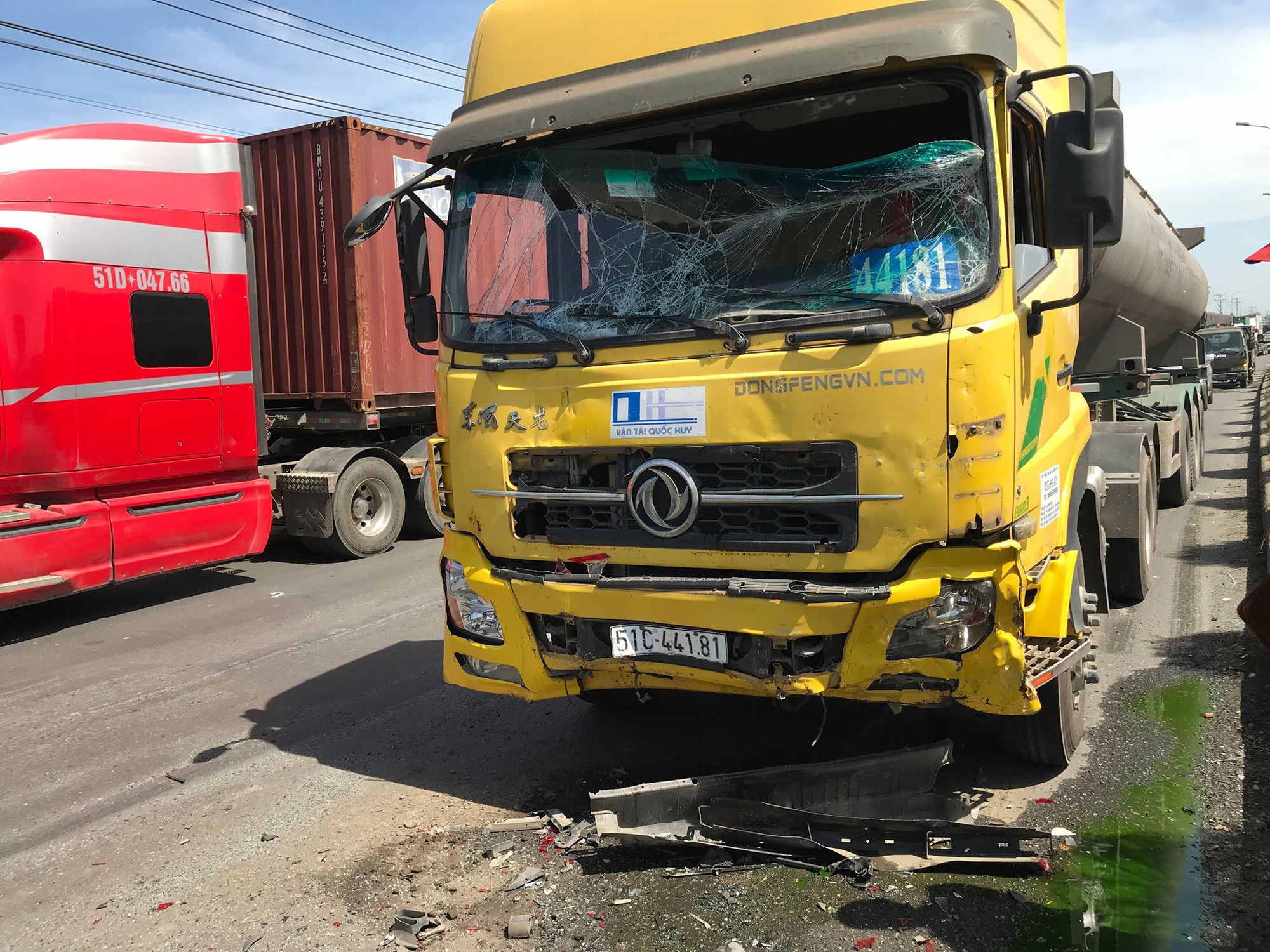 Xe khách bẹp dúm sau va chạm với xe bồn và xe ben, tài xế mắc kẹt trong cabin được giải cứu đưa đi viện - Ảnh 2. Xe khách bẹp dúm sau va chạm với xe bồn và xe ben, tài xế mắc kẹt trong cabin được giải cứu đưa đi viện - Ảnh 2.