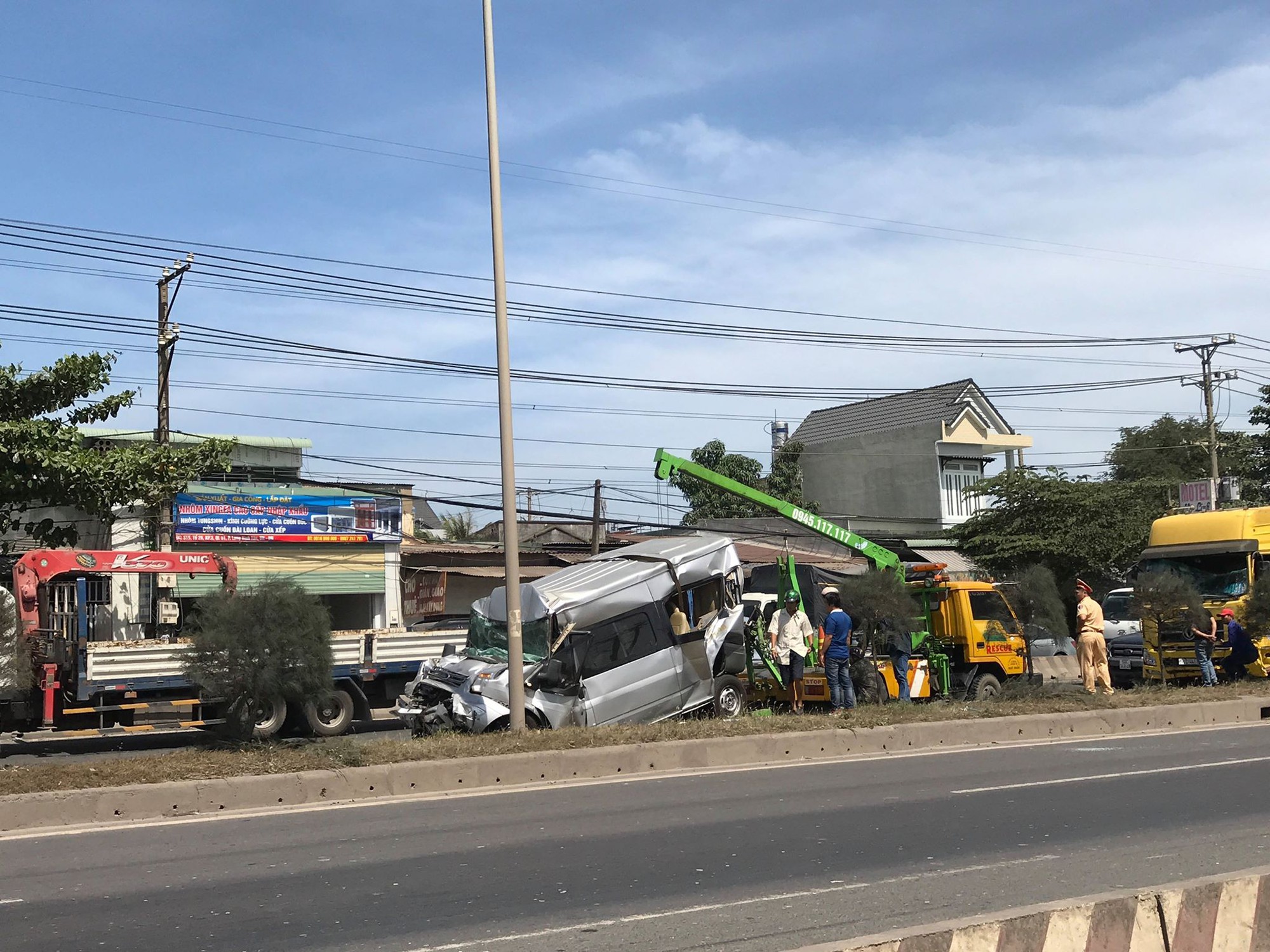 Xe khách bẹp dúm sau va chạm với xe bồn và xe ben, tài xế mắc kẹt trong cabin được giải cứu đưa đi viện - Ảnh 3. Xe khách bẹp dúm sau va chạm với xe bồn và xe ben, tài xế mắc kẹt trong cabin được giải cứu đưa đi viện - Ảnh 3.