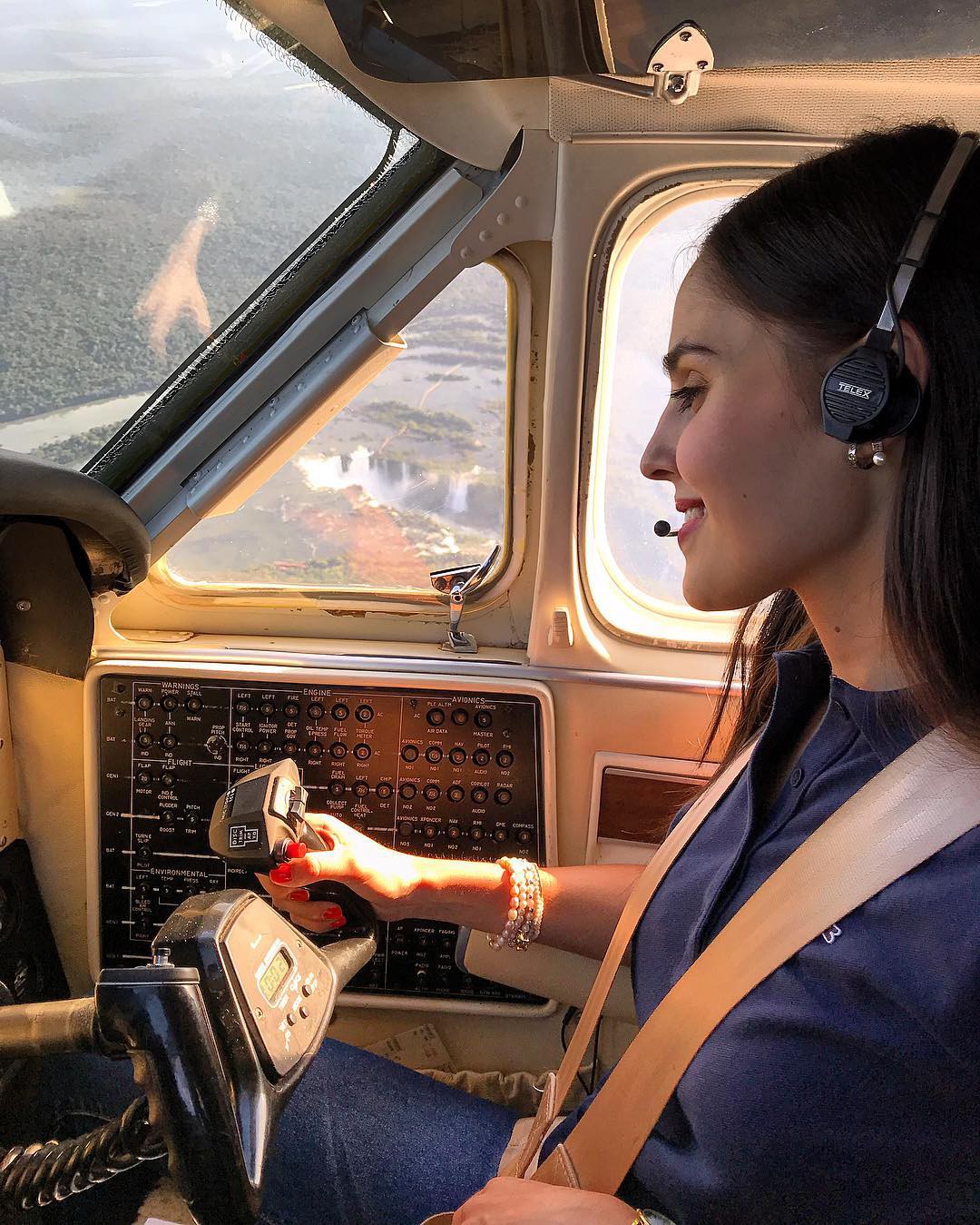 Nhan sắc của cô gái 21 tuổi được mệnh danh là nữ phi công nóng bỏng nhất thế giới - Ảnh 3.