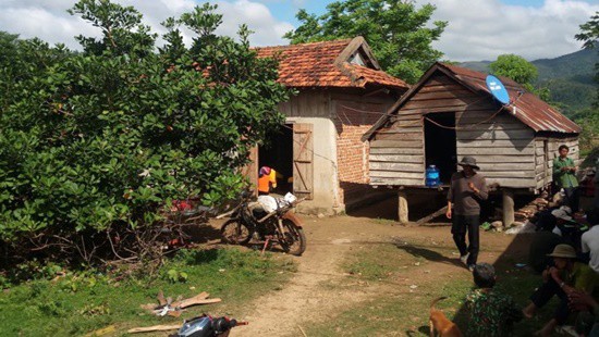 Nghịch tử d&ugrave;ng kh&uacute;c gỗ đ&aacute;nh cha ruột tử vong - Ảnh 1.