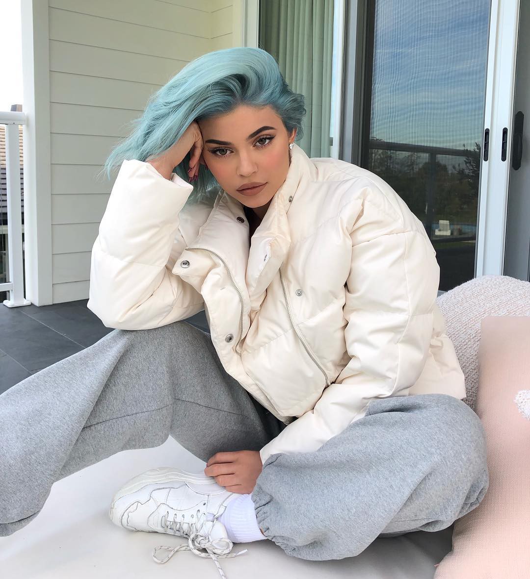 Kylie vừa nhuộm tóc xanh băng tuyết đẹp bá cháy, vậy là các tín đồ thời trang lại có thêm một hot trend để thử trong năm 2019 - Ảnh 2. Kylie vừa nhuộm tóc xanh băng tuyết đẹp bá cháy, vậy là các tín đồ thời trang lại có thêm một hot trend để thử trong năm 2019 - Ảnh 2.