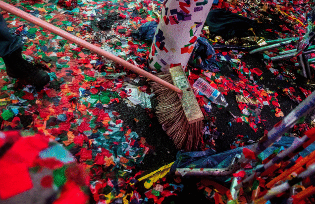 Sau đêm giao thừa tại New York, Quảng trường Thời đại bé nhỏ ngập ngụa trong 50 tấn rác thải - Ảnh 4.