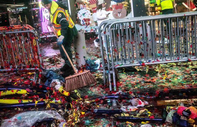 Sau đêm giao thừa tại New York, Quảng trường Thời đại bé nhỏ ngập ngụa trong 50 tấn rác thải - Ảnh 5.