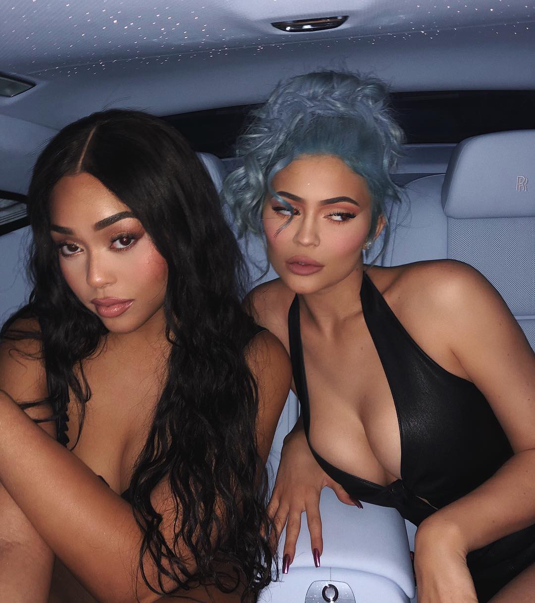 Kylie vừa nhuộm tóc xanh băng tuyết đẹp bá cháy, vậy là các tín đồ thời trang lại có thêm một hot trend để thử trong năm 2019 - Ảnh 3. Kylie vừa nhuộm tóc xanh băng tuyết đẹp bá cháy, vậy là các tín đồ thời trang lại có thêm một hot trend để thử trong năm 2019 - Ảnh 3.