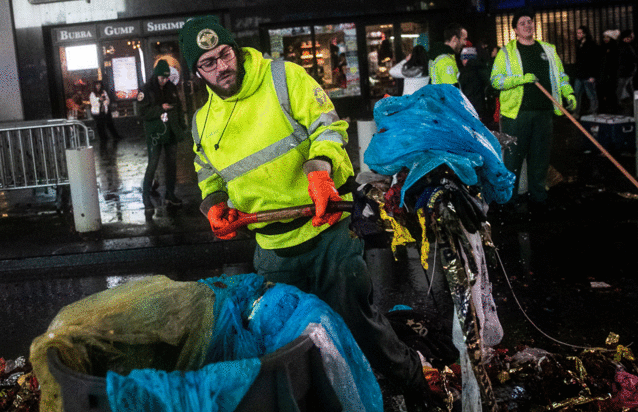 Sau đêm giao thừa tại New York, Quảng trường Thời đại bé nhỏ ngập ngụa trong 50 tấn rác thải - Ảnh 6. Sau đêm giao thừa tại New York, Quảng trường Thời đại bé nhỏ ngập ngụa trong 50 tấn rác thải - Ảnh 6.