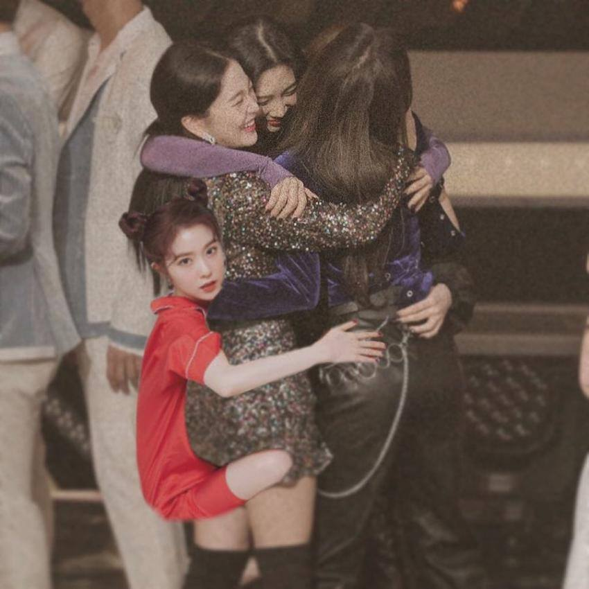 Red Velvet ôm nhau chụp ảnh thắm thiết mà thiếu chị cả Irene, đừng lo đã có fan ghép hộ đây rồi - Ảnh 5. Red Velvet ôm nhau chụp ảnh thắm thiết mà thiếu chị cả Irene, đừng lo đã có fan ghép hộ đây rồi - Ảnh 5.