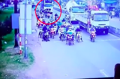 Clip: Khoảnh khắc Container lao thẳng vào đoàn người chờ đèn đỏ gây tai nạn kinh hoàng khiến nhiều người rùng mình - Ảnh 2.