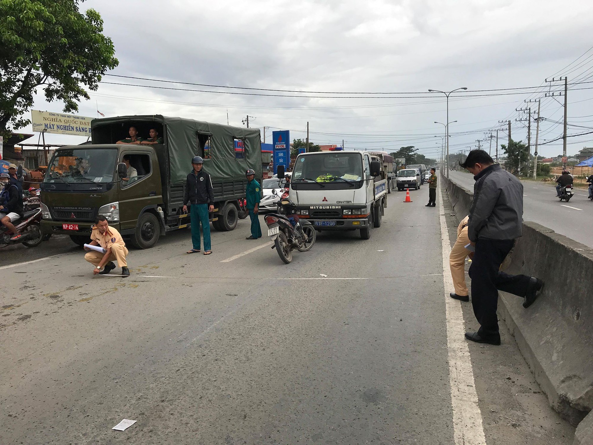 Nam sinh 19 tuổi tử vong thương tâm sau va chạm với xe ben trên quốc lộ 1K - Ảnh 1. Nam sinh 19 tuổi tử vong thương tâm sau va chạm với xe ben trên quốc lộ 1K - Ảnh 1.