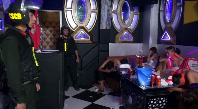 29 thanh niên nam nữ mở tiệc ma túy trong quán karaoke - Ảnh 2.