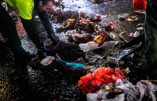 Sau đêm giao thừa tại New York, Quảng trường Thời đại bé nhỏ ngập ngụa trong 50 tấn rác thải - Ảnh 8.