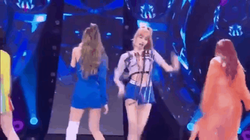 Những lần BLACKPINK v&ocirc; t&igrave;nh &ldquo;g&acirc;y họa&rdquo; cho đồng đội: Từ hu&yacute;ch tay đến bị đ&aacute; tr&uacute;ng v&agrave;o mặt - Ảnh 1.