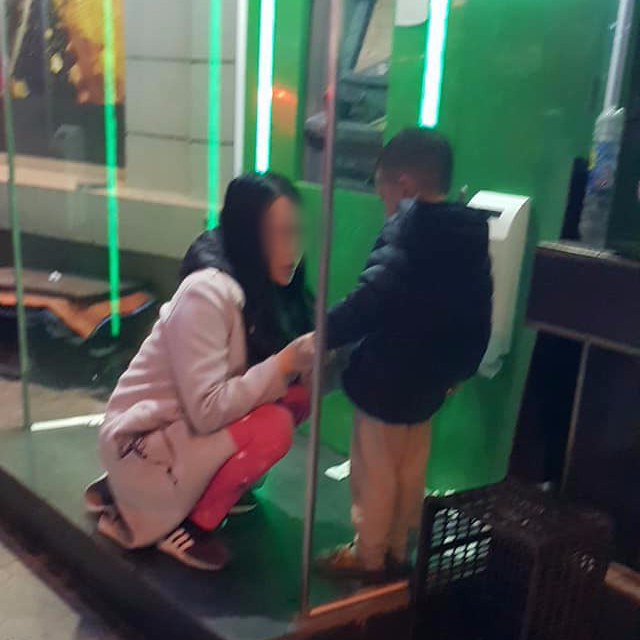Nhiều người phẫn nộ khi chứng kiến cảnh mẹ trẻ bỏ con ở c&acirc;y ATM giữa đ&ecirc;m đ&ocirc;ng H&agrave; Nội, nghi do c&atilde;i nhau với chồng - Ảnh 2.