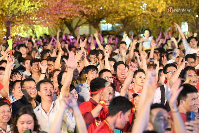 Người d&acirc;n H&agrave; Nội dừng xe giữa hầm Kim Li&ecirc;n, h&ograve; reo ăn mừng sau chiến thắng của đội tuyển Việt Nam - Ảnh 1.