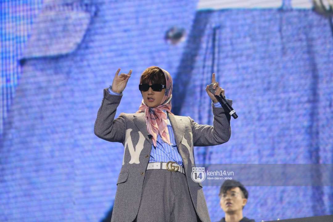Sơn Tùng M-TP chịu chơi diện style bà ngoại lên sân khấu, đúng là fan chỉ chú ý mỗi... cái khăn trùm đầu - Ảnh 4. Sơn Tùng M-TP chịu chơi diện style bà ngoại lên sân khấu, đúng là fan chỉ chú ý mỗi... cái khăn trùm đầu - Ảnh 4.