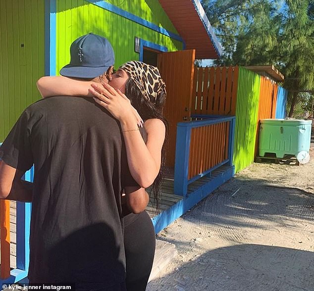 Nhìn Kylie Jenner gợi cảm từng centimet, ai cũng ghen tị với Travis Scott khi được cô nàng ôm hôn đắm đuối - Ảnh 2.