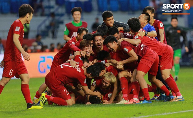 Sau chiến thắng nghẹt thở để giành vé vào tứ kết, CĐV khắp châu Á gửi chúc mừng nồng nhiệt đến đội tuyển Việt Nam - Ảnh 1.